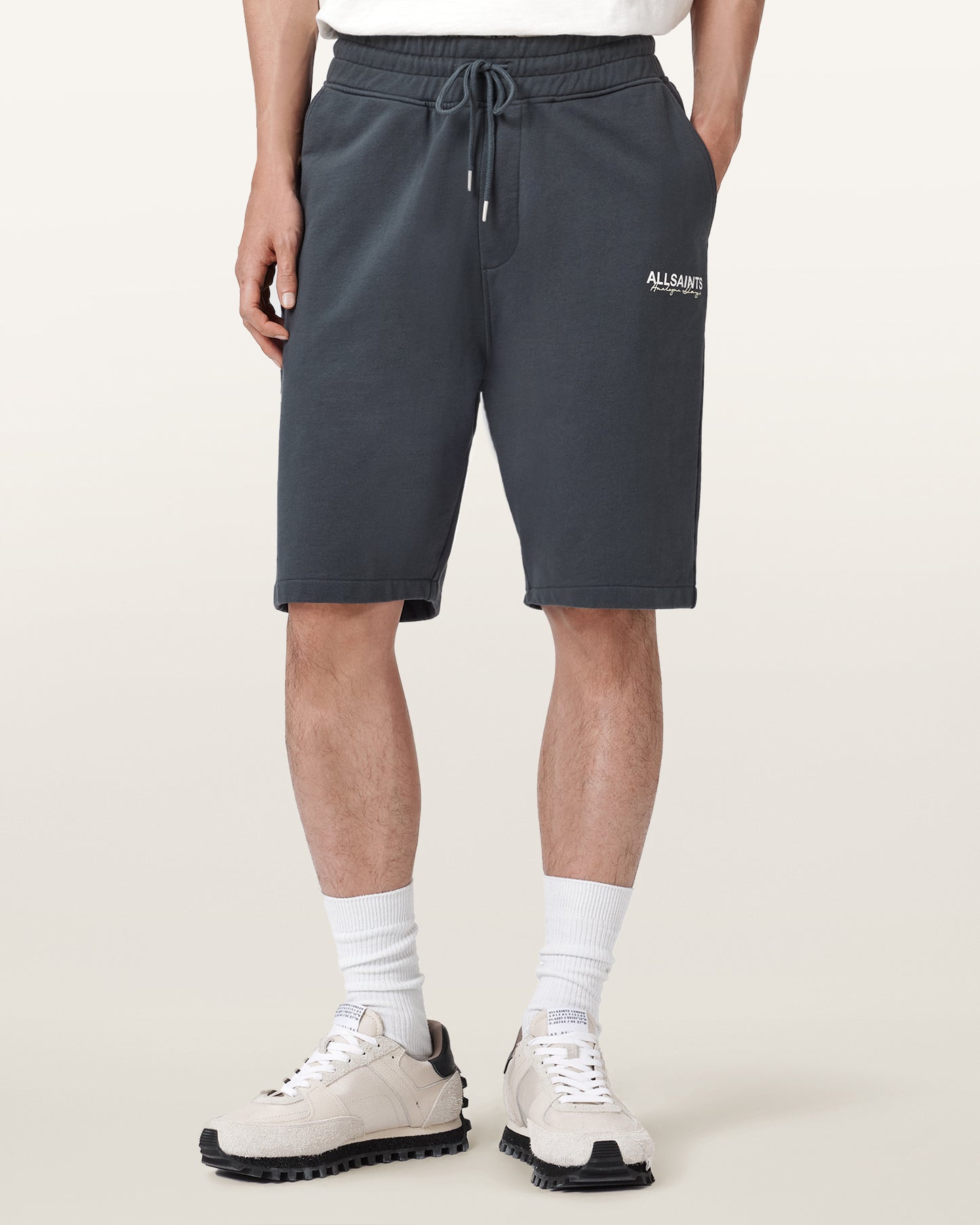 Antique White מכנסיים קצרים לגברים Emblem Sweatshort ALLSAINTS