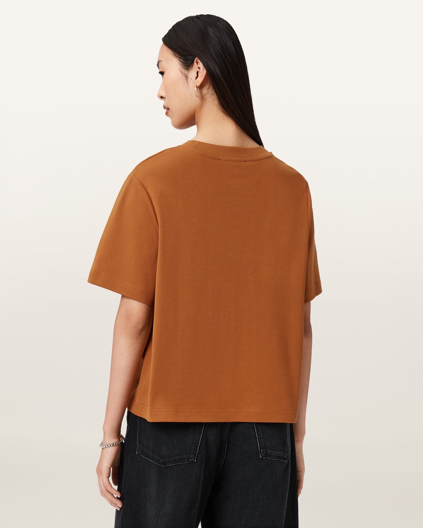 Antique White טי שירט קצרה לנשים Lisa Haven ALLSAINTS