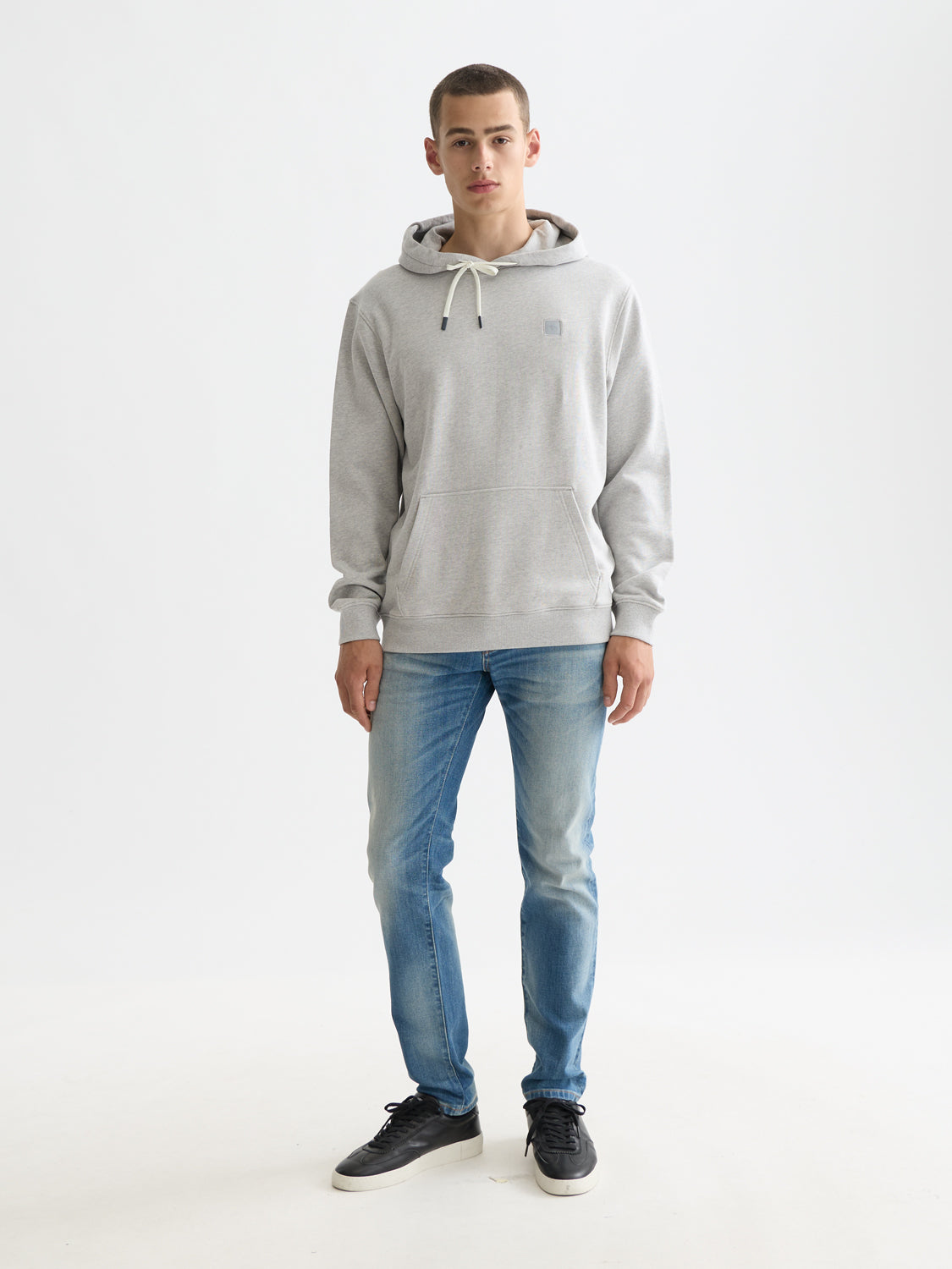 White Smoke סווטשירט קפוצ'ון לגברים Essentials SCOTCH & SODA