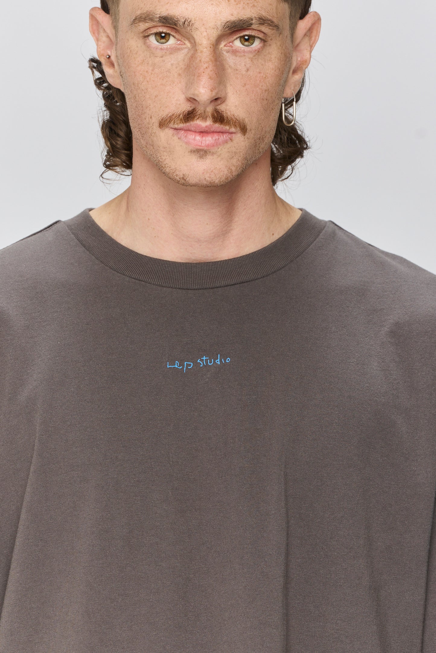 Dim Gray טי שירט ארוכה לנשים / גברים Everything Nice LAZY EYE PPL