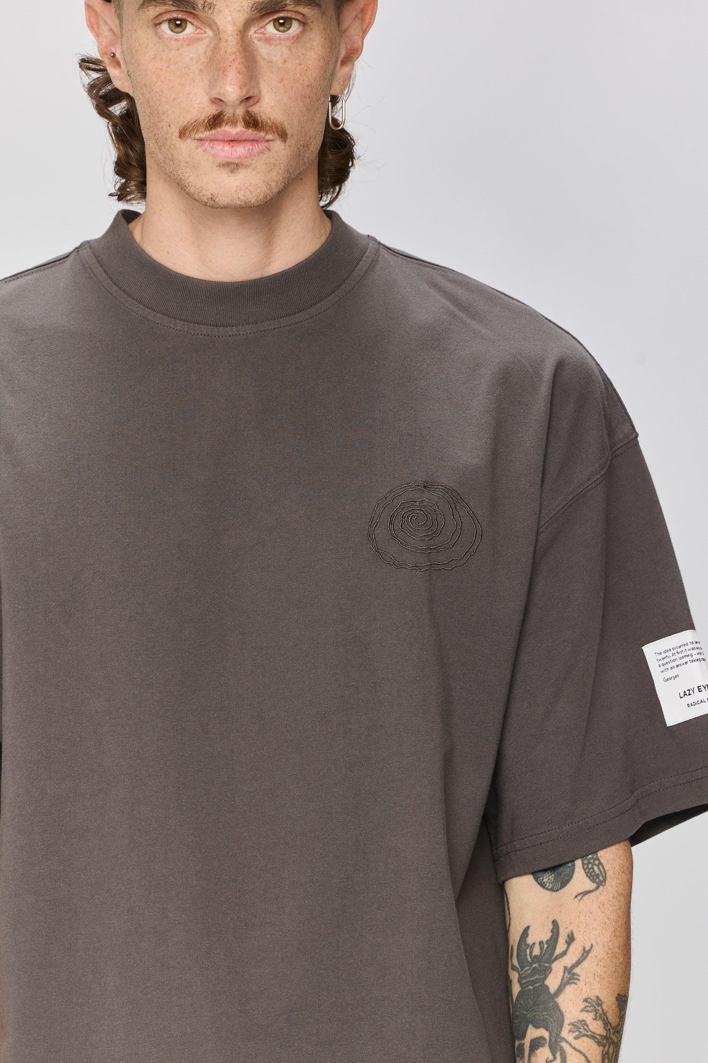 Dim Gray טי שירט קצרה לנשים / גברים Spiral LAZY EYE PPL