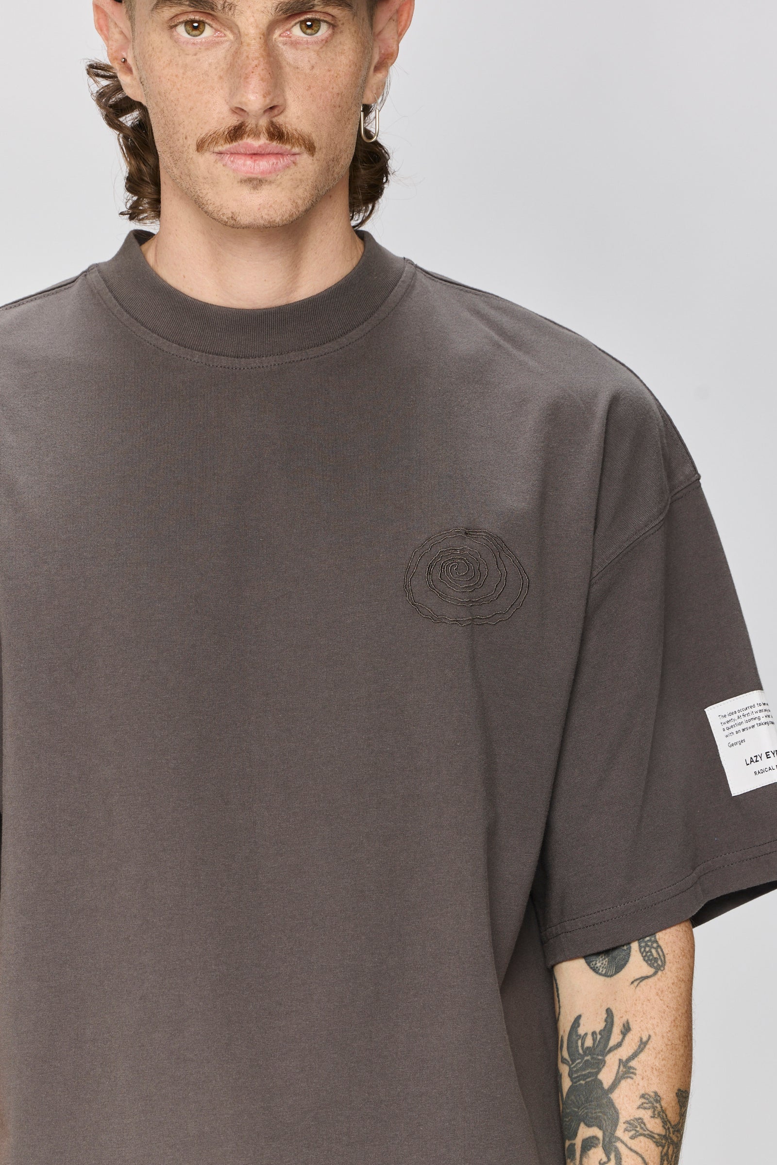 Dim Gray טי שירט קצרה לנשים / גברים Spiral LAZY EYE PPL