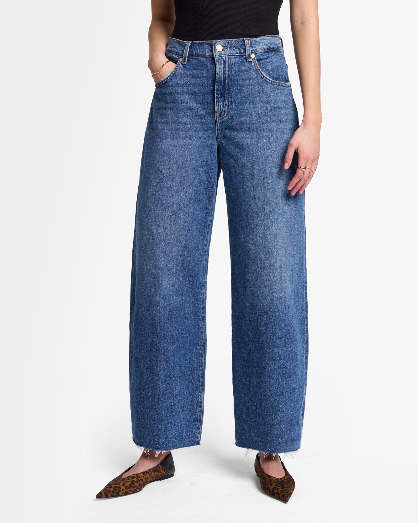 White Smoke ג'ינס ארוך לנשים Bonnie – Barrel Leg SEVEN FOR ALL MANKIND