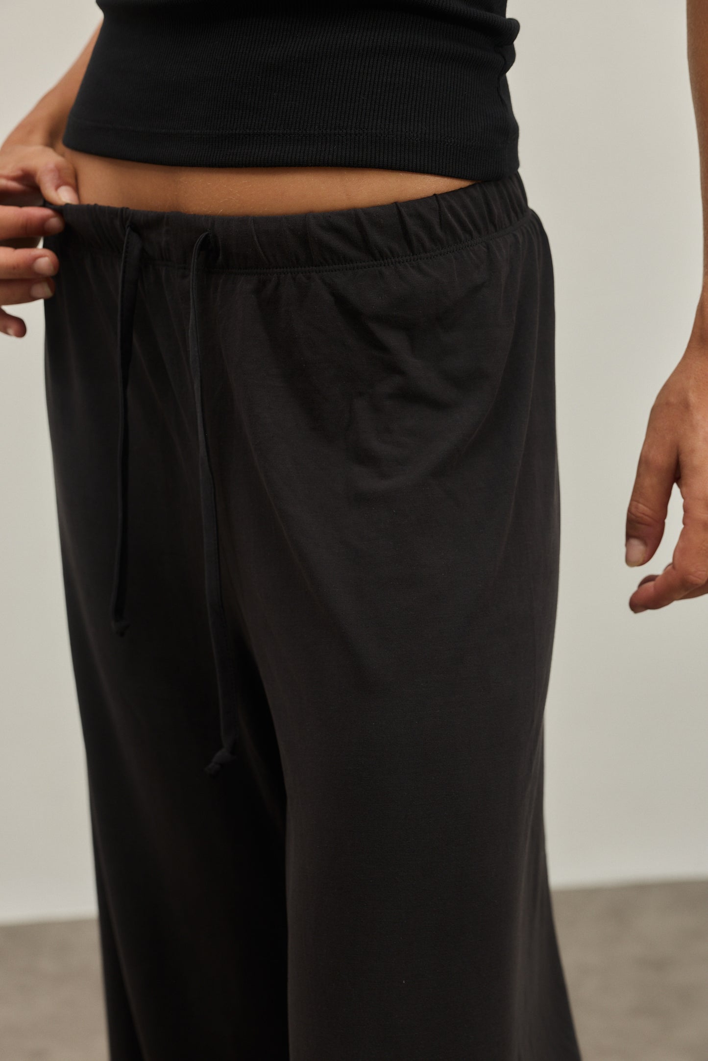 Black THE RISE PANTS מכנסיים ארוכים EMILY