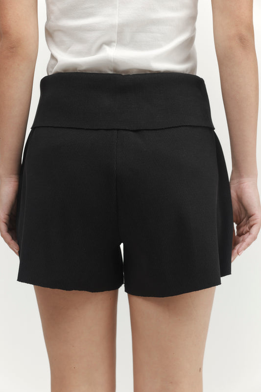 Black מכנסיים קצרים לנשים Pleated PAPER