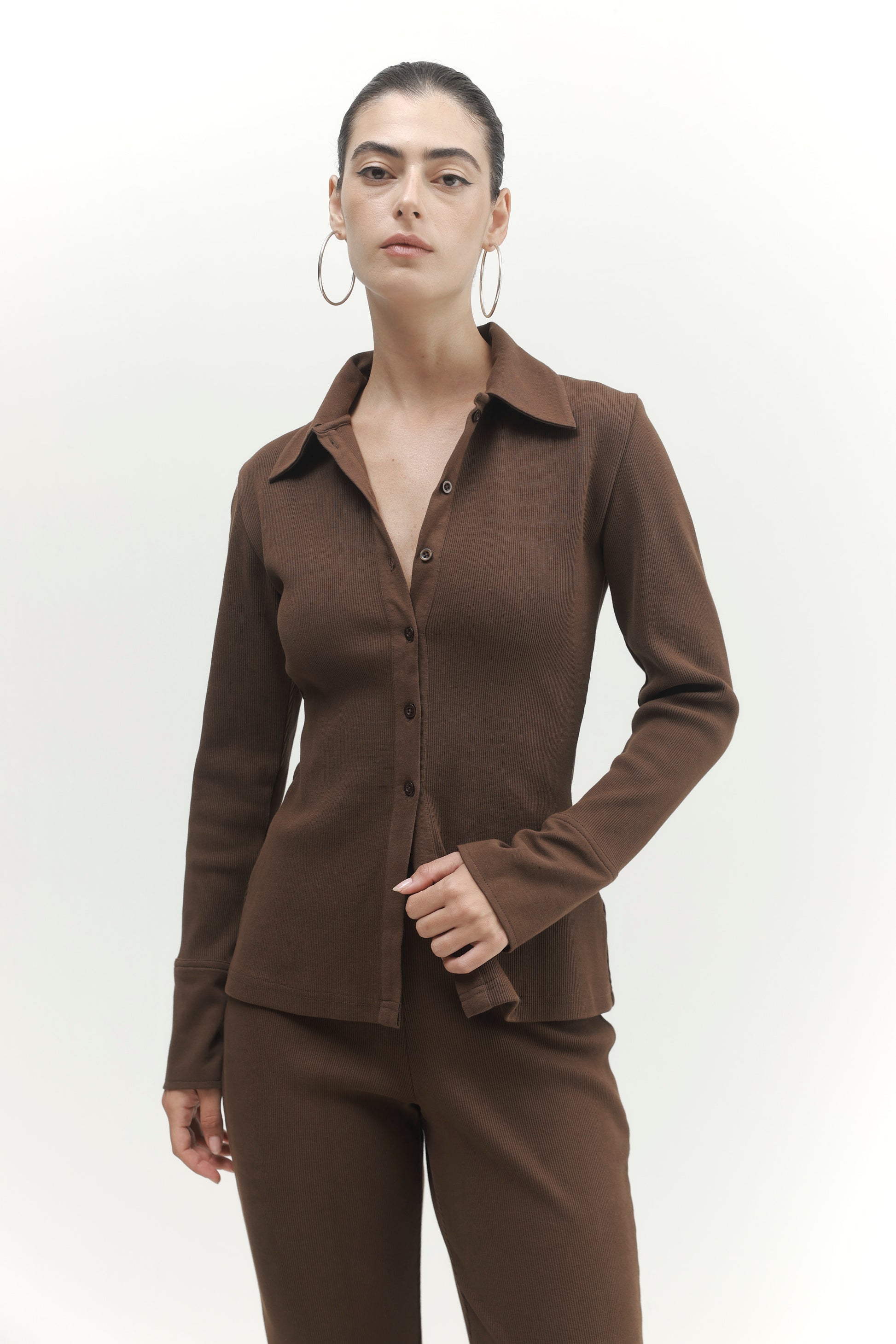 Beige חולצה מכופתרת ארוכה עם צווארון Pleated PAPER