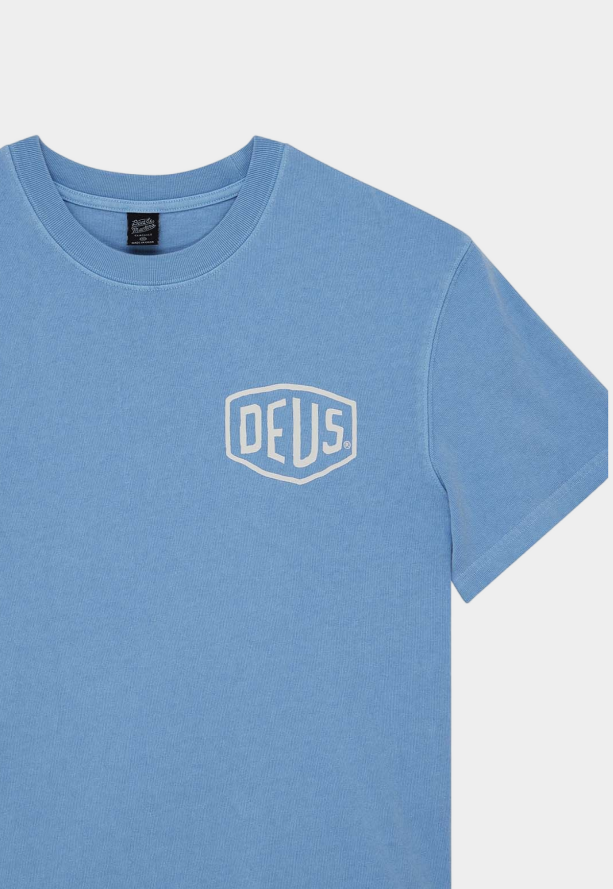 Cornflower Blue טי שירט קצרה לגברים Shield Garment Dyed Tee Bonnie Blue DEUS EX MACHINA