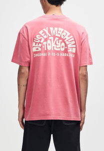 Lavender חולצת טי שירט קצרה לגברים Tokyo Address Tee Melon Red DEUS EX MACHINA