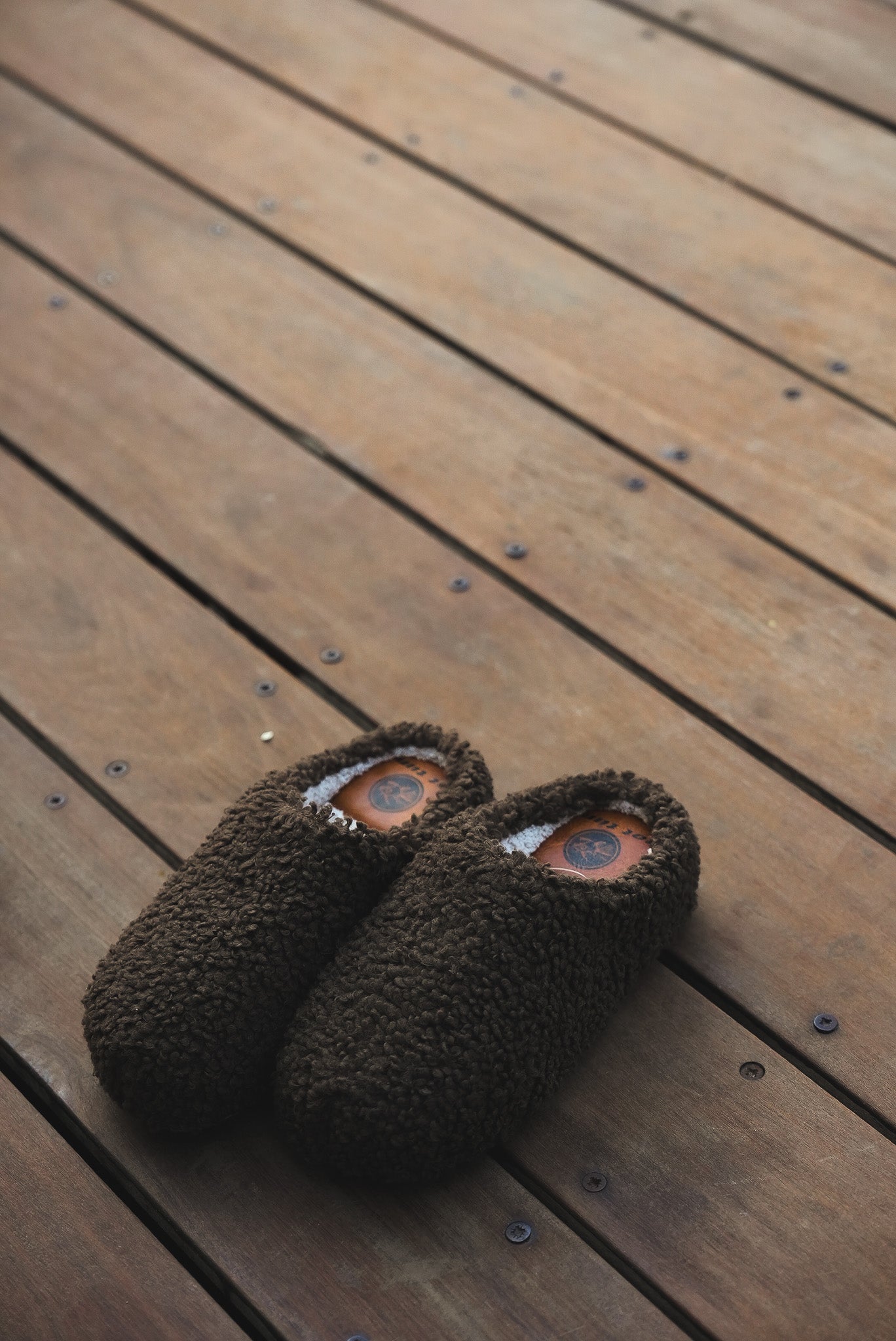 Dim Gray נעלי בית לנשים Brown Boucle HOT TUNA