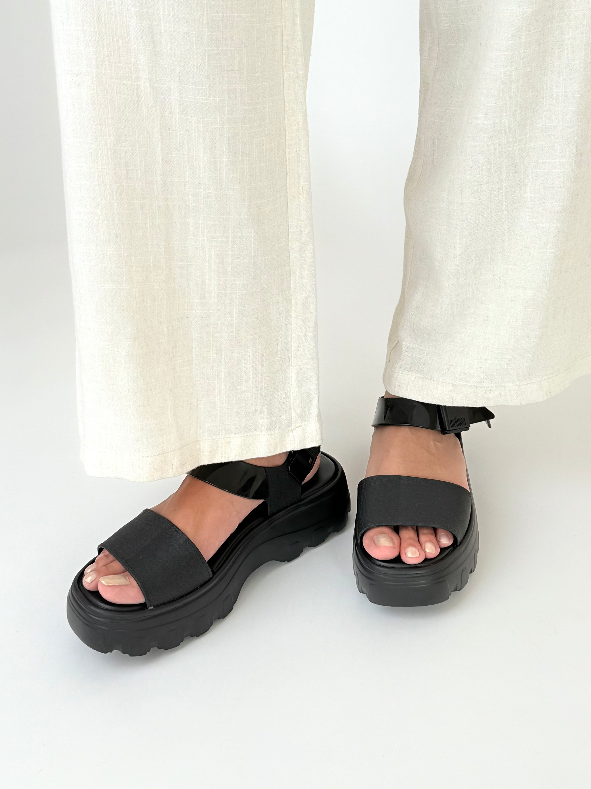 Beige סנדלי פלטפורמה עם סגירת סקוצ'ים Kick Off MELISSA