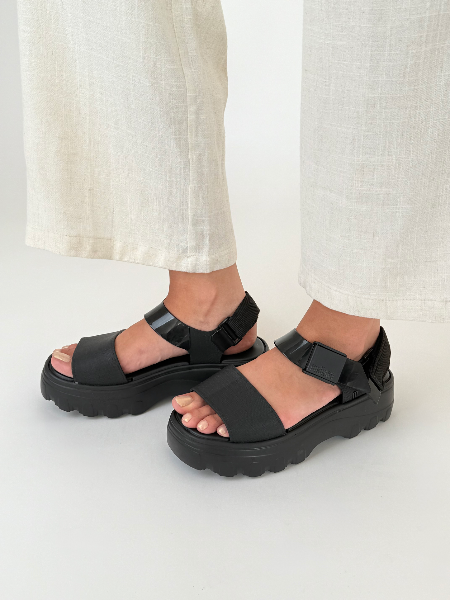 Light Gray סנדלי פלטפורמה עם סגירת סקוצ'ים Kick Off MELISSA