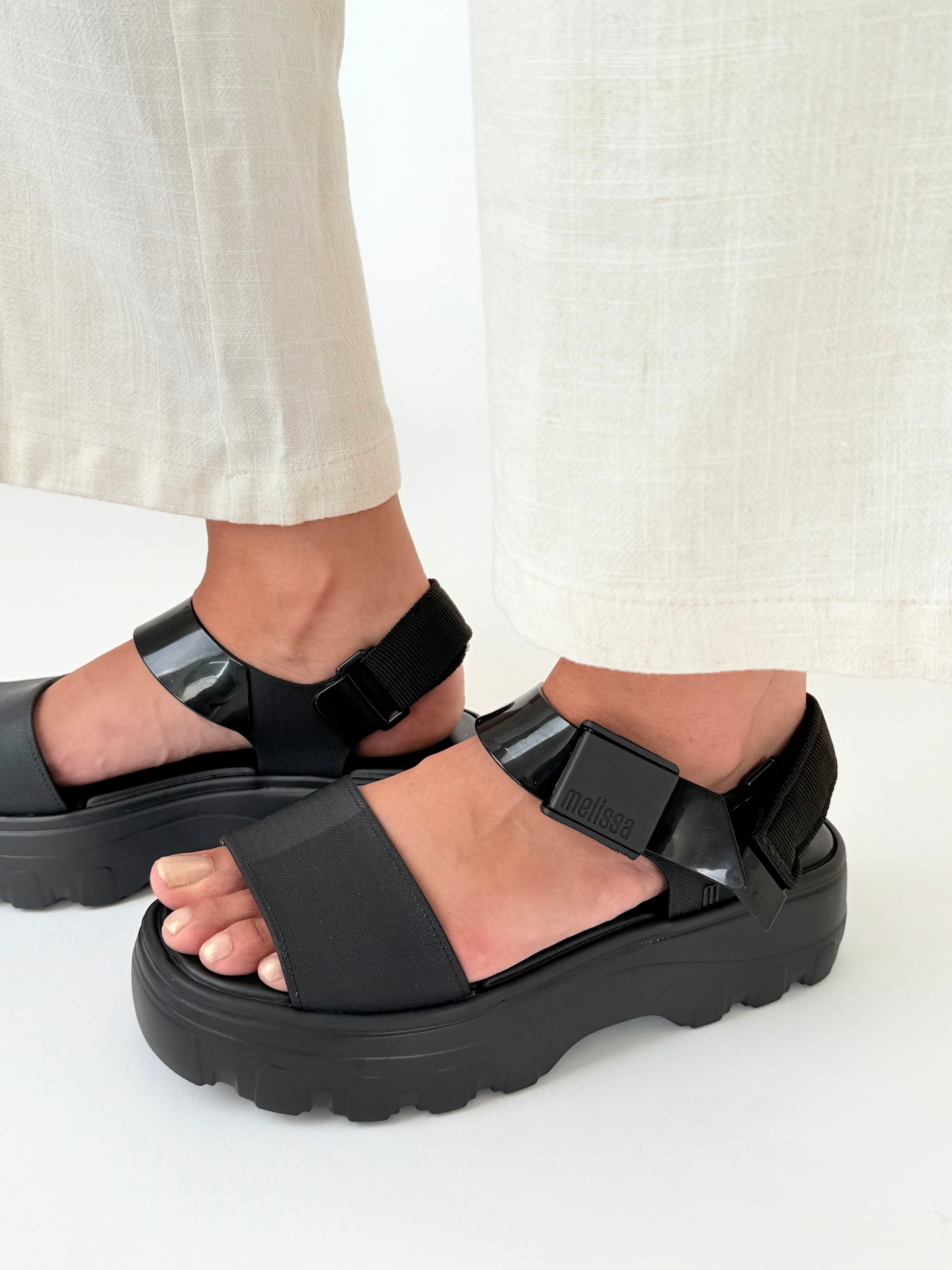 Beige סנדלי פלטפורמה עם סגירת סקוצ'ים Kick Off MELISSA