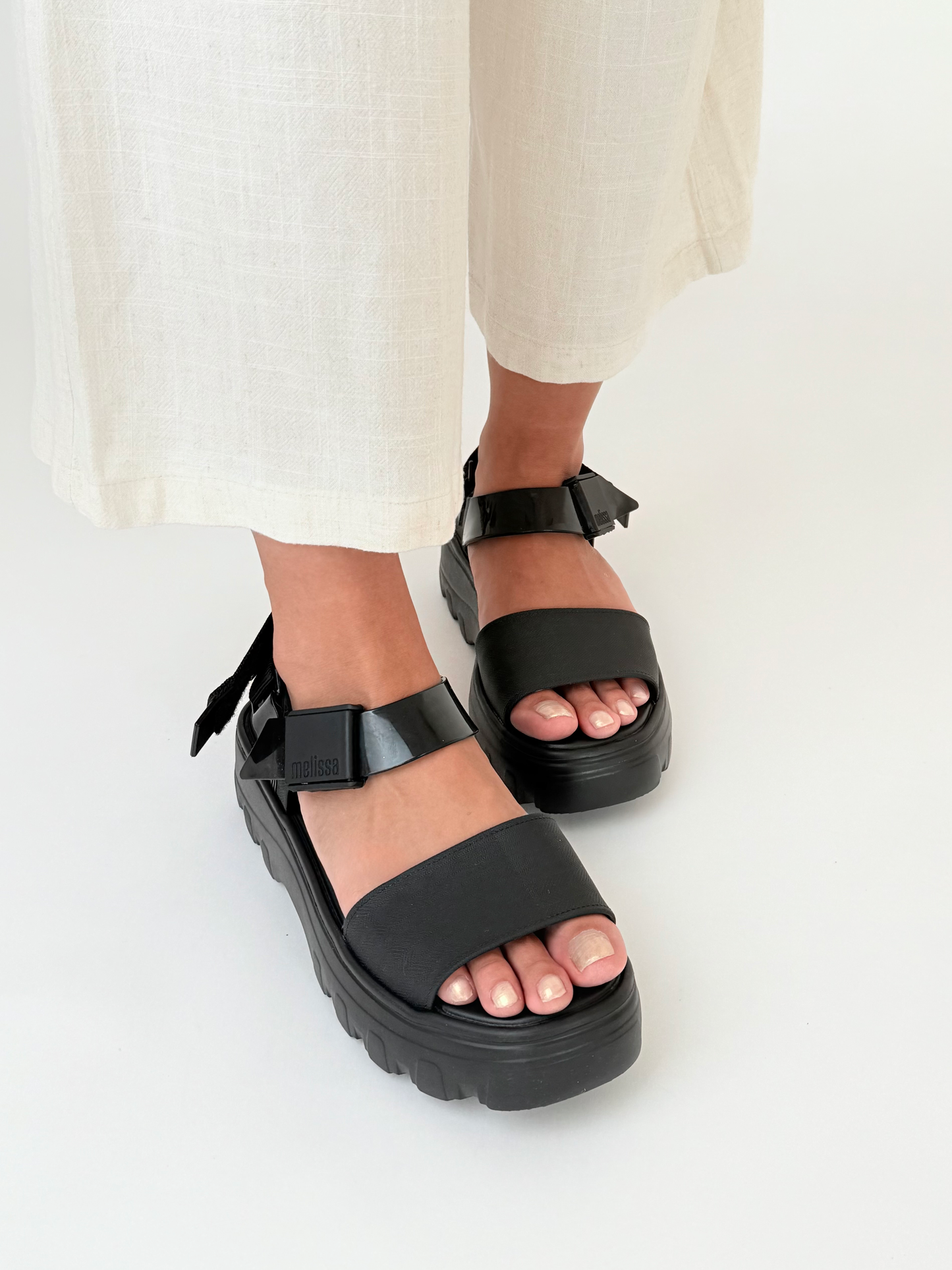 Antique White סנדלי פלטפורמה עם סגירת סקוצ'ים Kick Off MELISSA