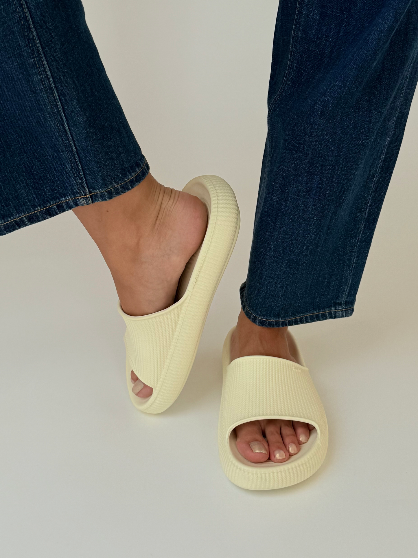 Black כפכפי סלייד לנשים Leveza ZAXY