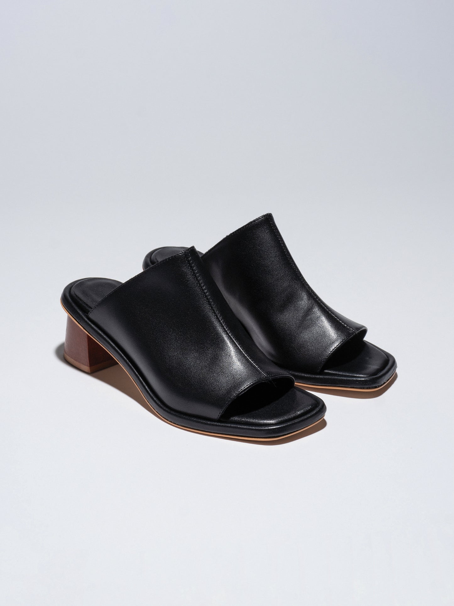 Black נעלי עקב עור לנשים Terra Mules LAX