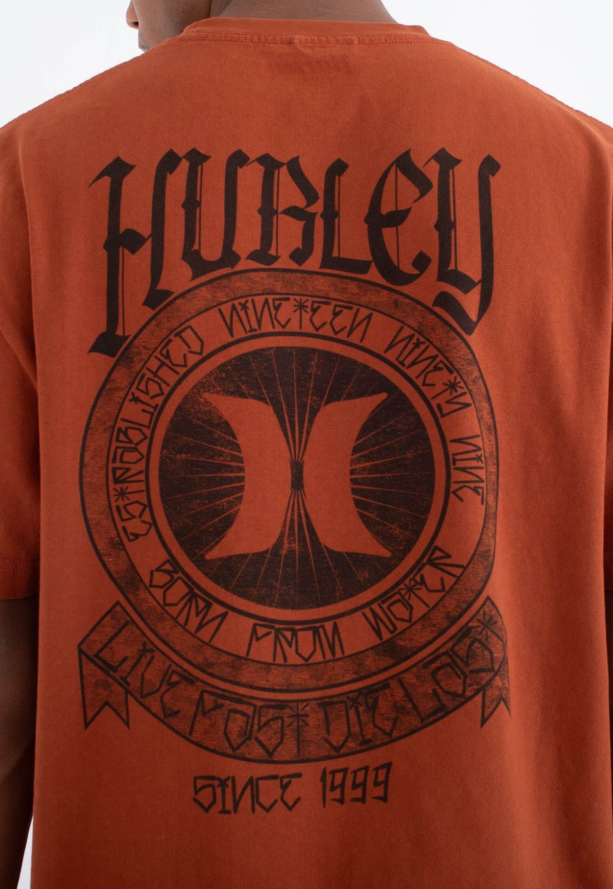 Saddle Brown טי שירט קצרה Built Live Fast לגברים HURLEY