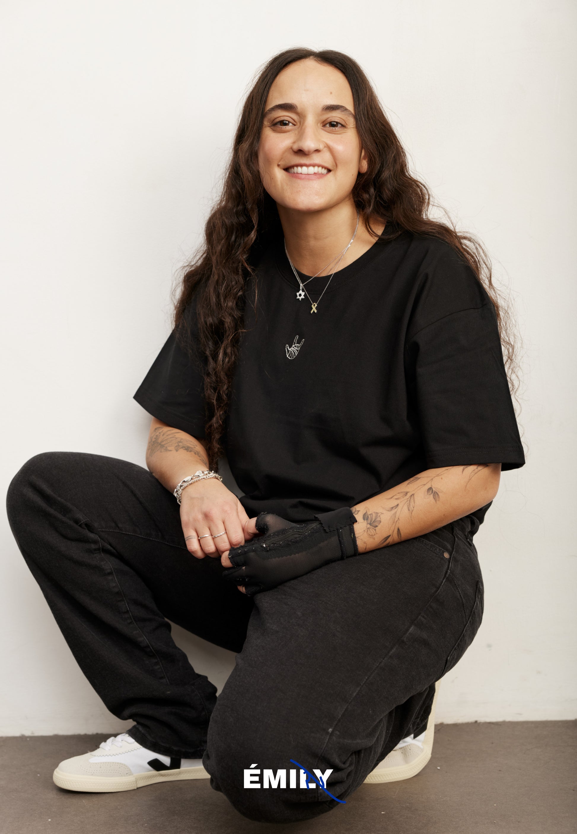 Black טי שירט קצרה LOUDER by Emily EMILY