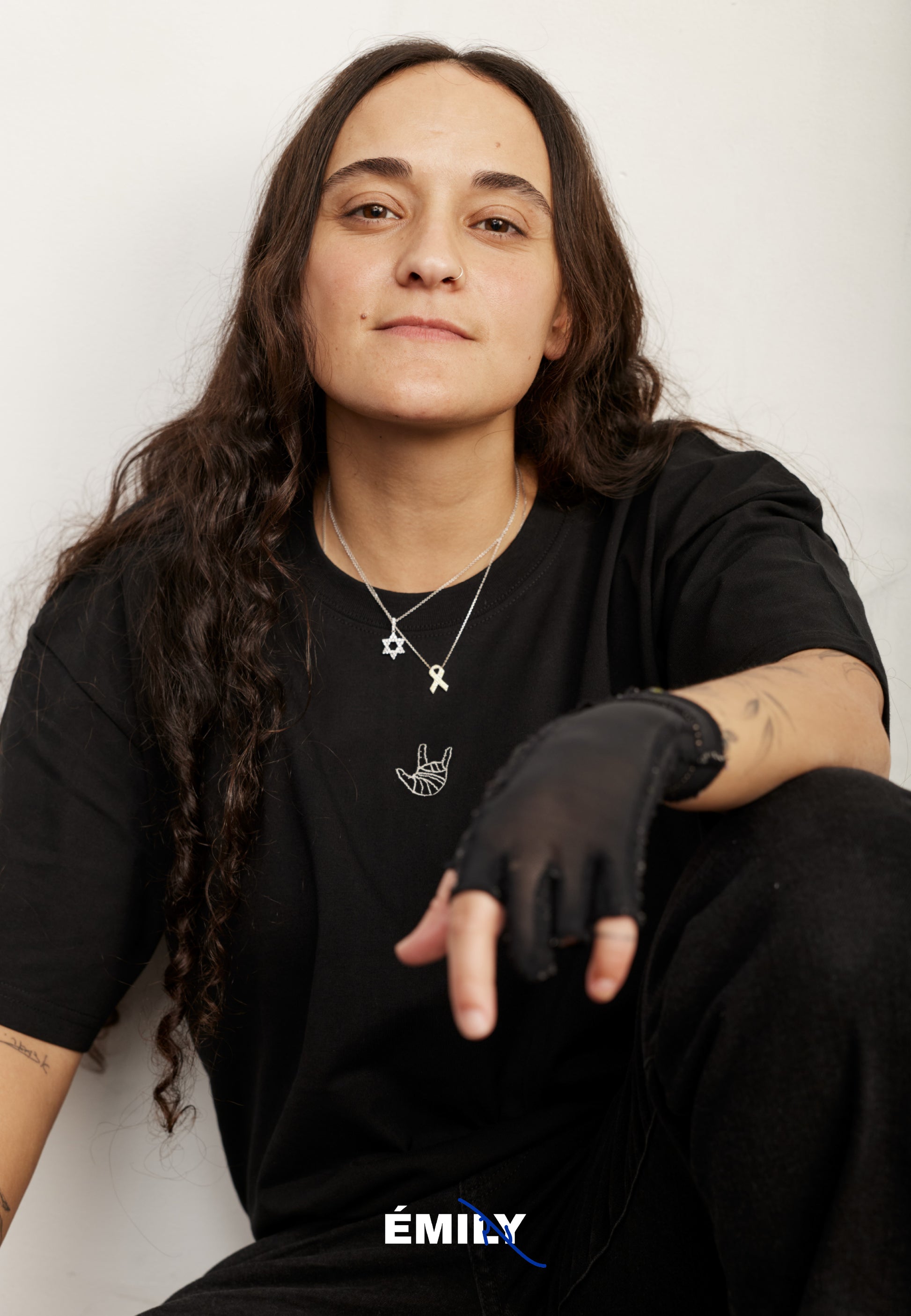 Black טי שירט קצרה LOUDER by Emily EMILY