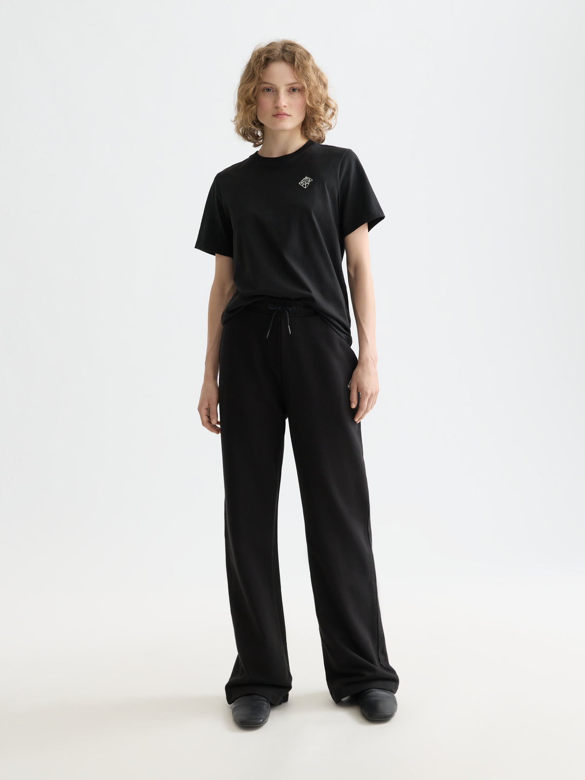 Black טי שירט קצרה לנשים Core Chest Artwork SCOTCH & SODA