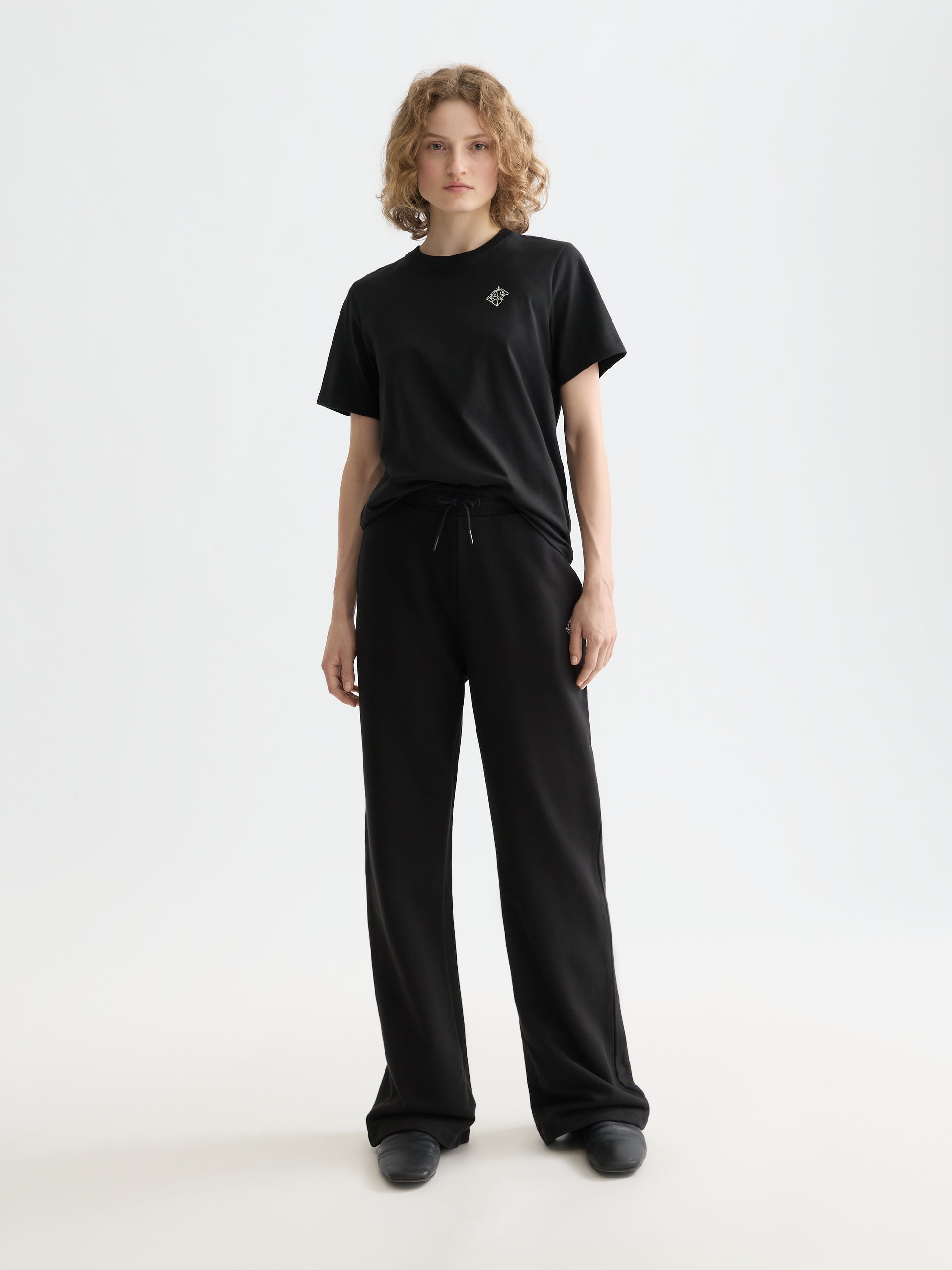 Black טי שירט קצרה לנשים Core Chest Artwork SCOTCH & SODA