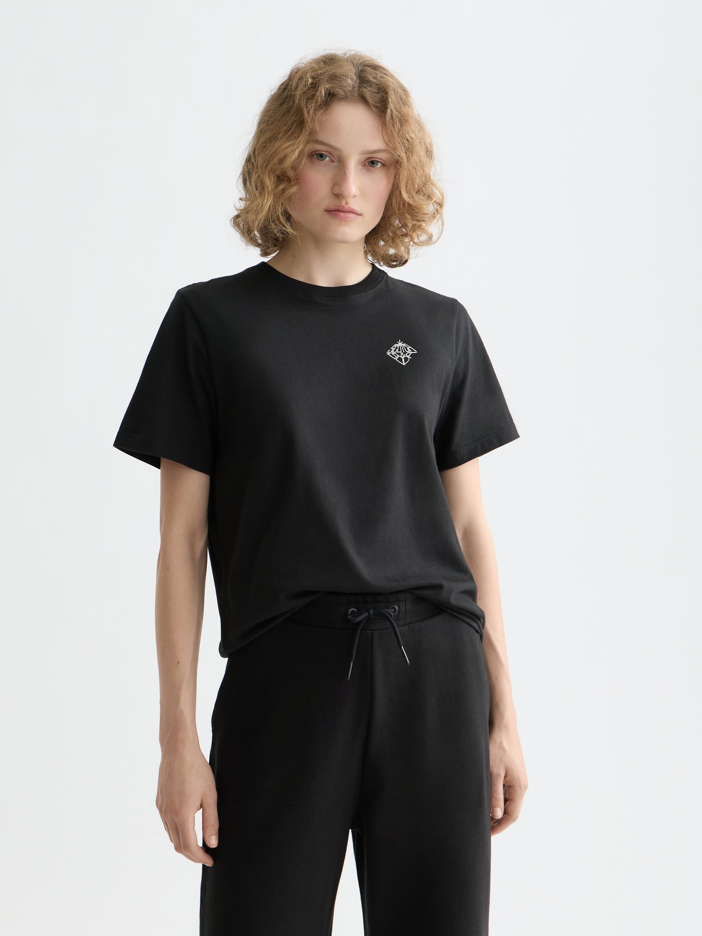 Black טי שירט קצרה לנשים Core Chest Artwork SCOTCH & SODA