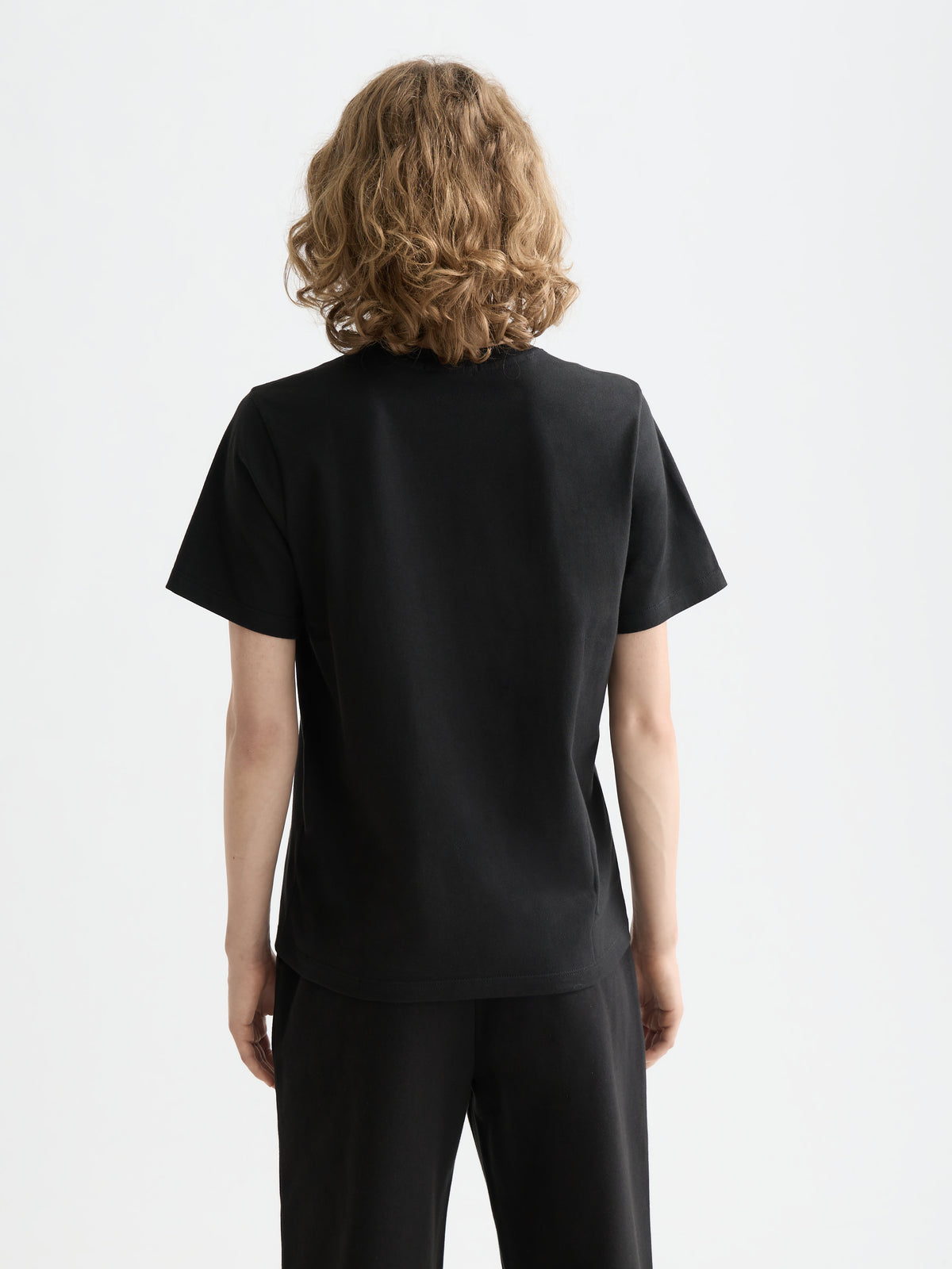 Black טי שירט קצרה לנשים Core Chest Artwork SCOTCH & SODA