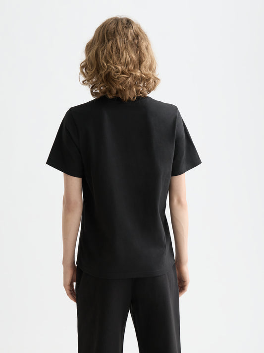 Black טי שירט קצרה לנשים Core Chest Artwork SCOTCH & SODA