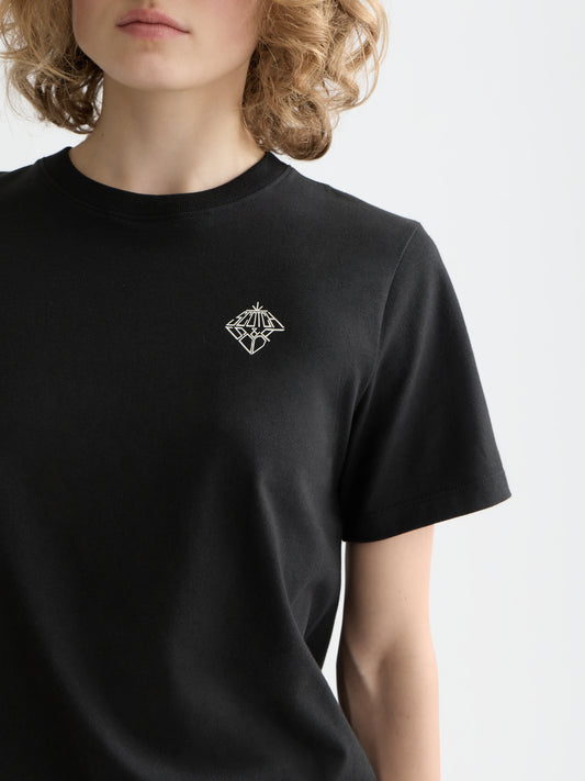 Black טי שירט קצרה לנשים Core Chest Artwork SCOTCH & SODA