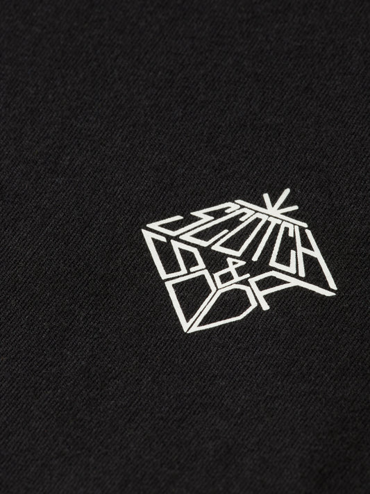 Black טי שירט קצרה לנשים Core Chest Artwork SCOTCH & SODA