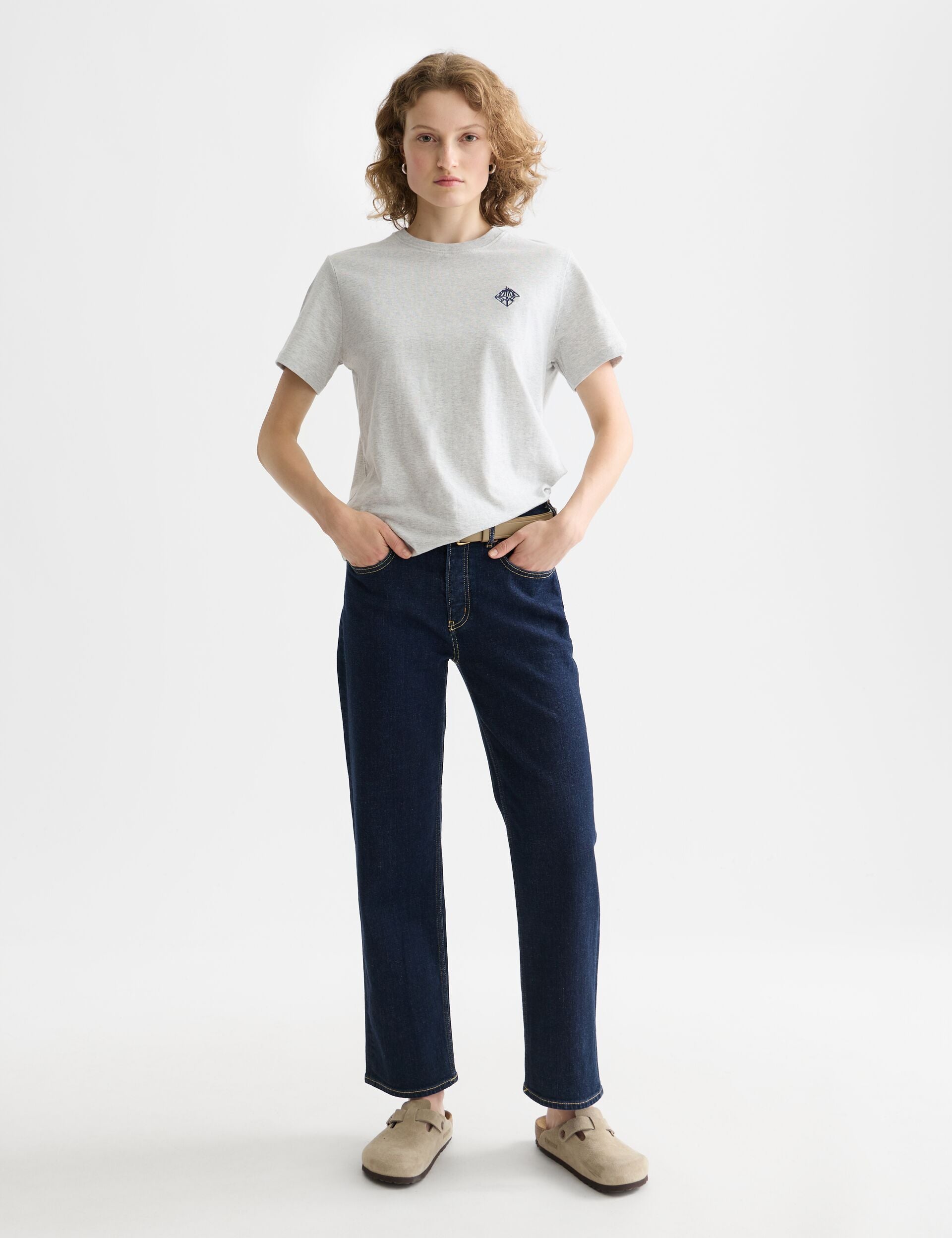 White Smoke טי שירט קצרה לנשים Regular Fit עם הדפס קטן בחזה SCOTCH & SODA