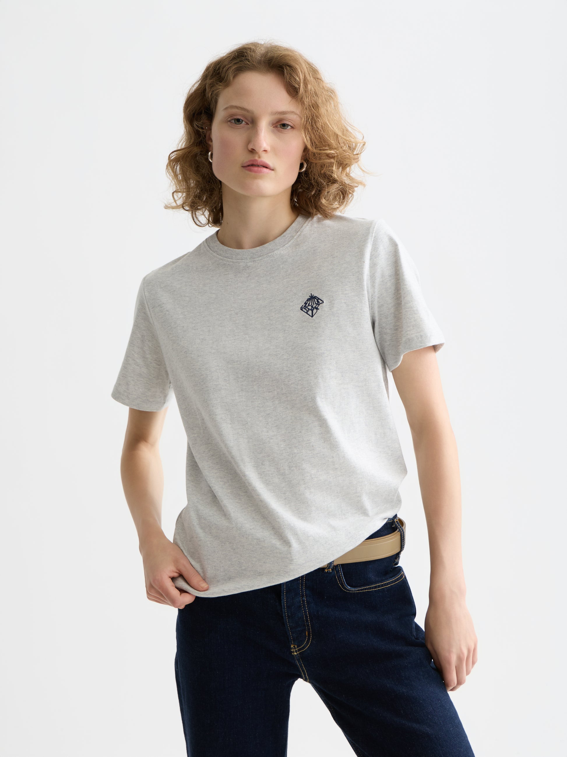 Lavender טי שירט קצרה לנשים Regular Fit עם הדפס קטן בחזה SCOTCH & SODA