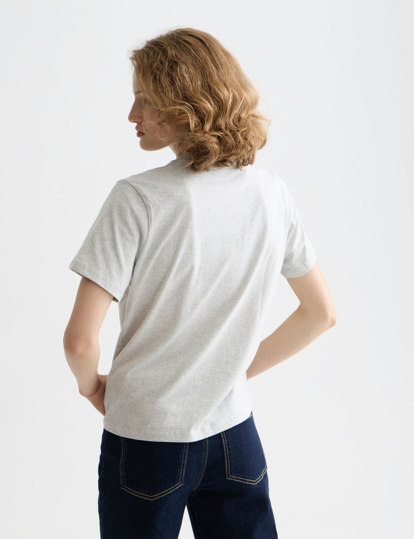 Lavender טי שירט קצרה לנשים Regular Fit עם הדפס קטן בחזה SCOTCH & SODA