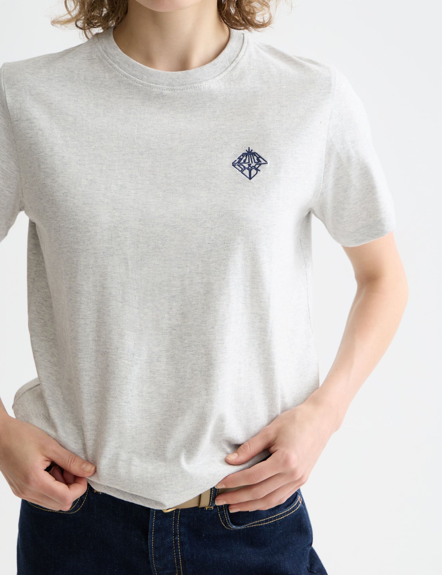 Light Gray טי שירט קצרה לנשים Regular Fit עם הדפס קטן בחזה SCOTCH & SODA
