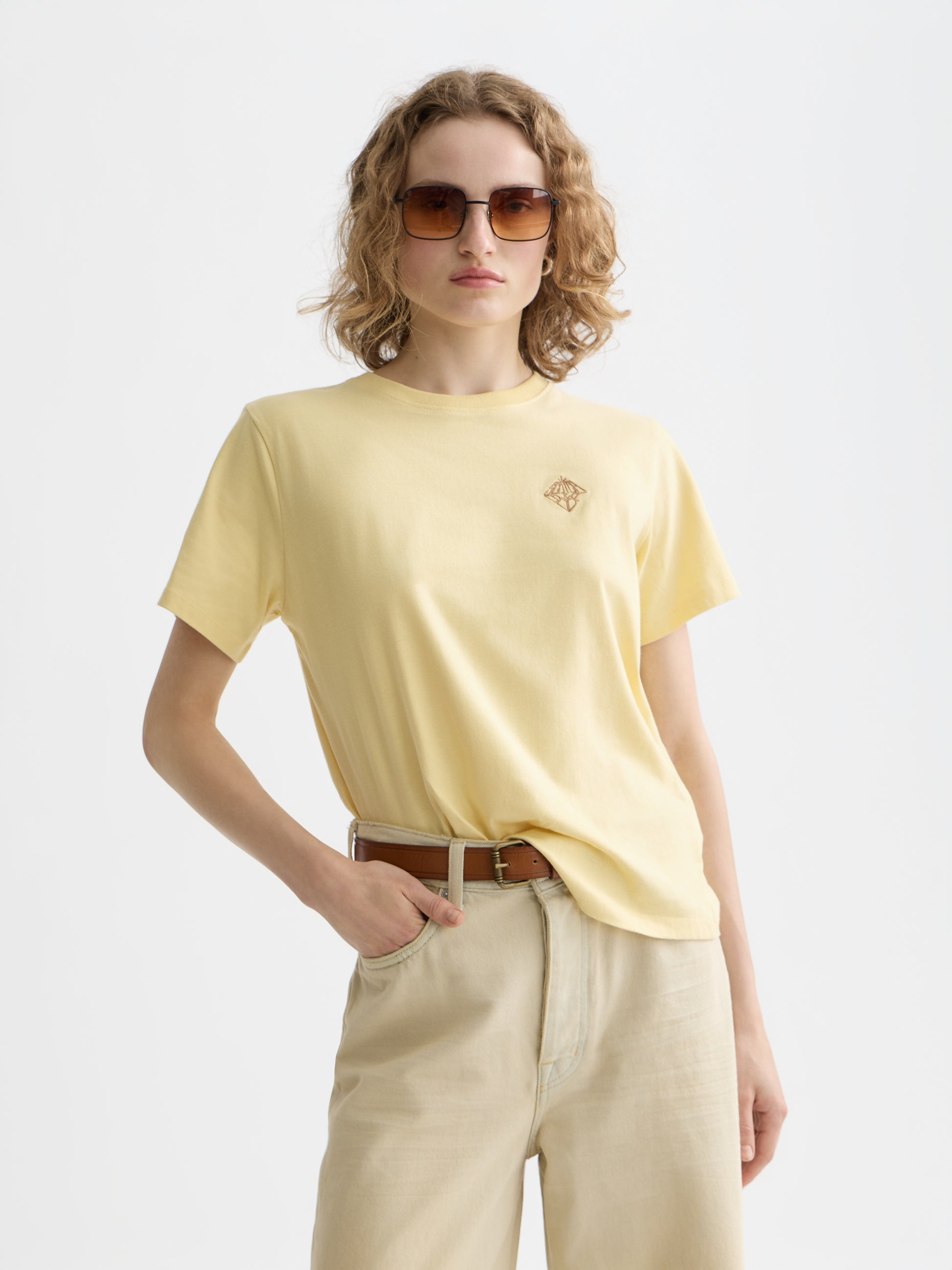 Lavender טי שירט קצרה לנשים Regular Fit עם הדפס קטן בחזה SCOTCH & SODA