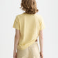 Tan טי שירט קצרה לנשים Regular Fit עם הדפס קטן בחזה SCOTCH & SODA