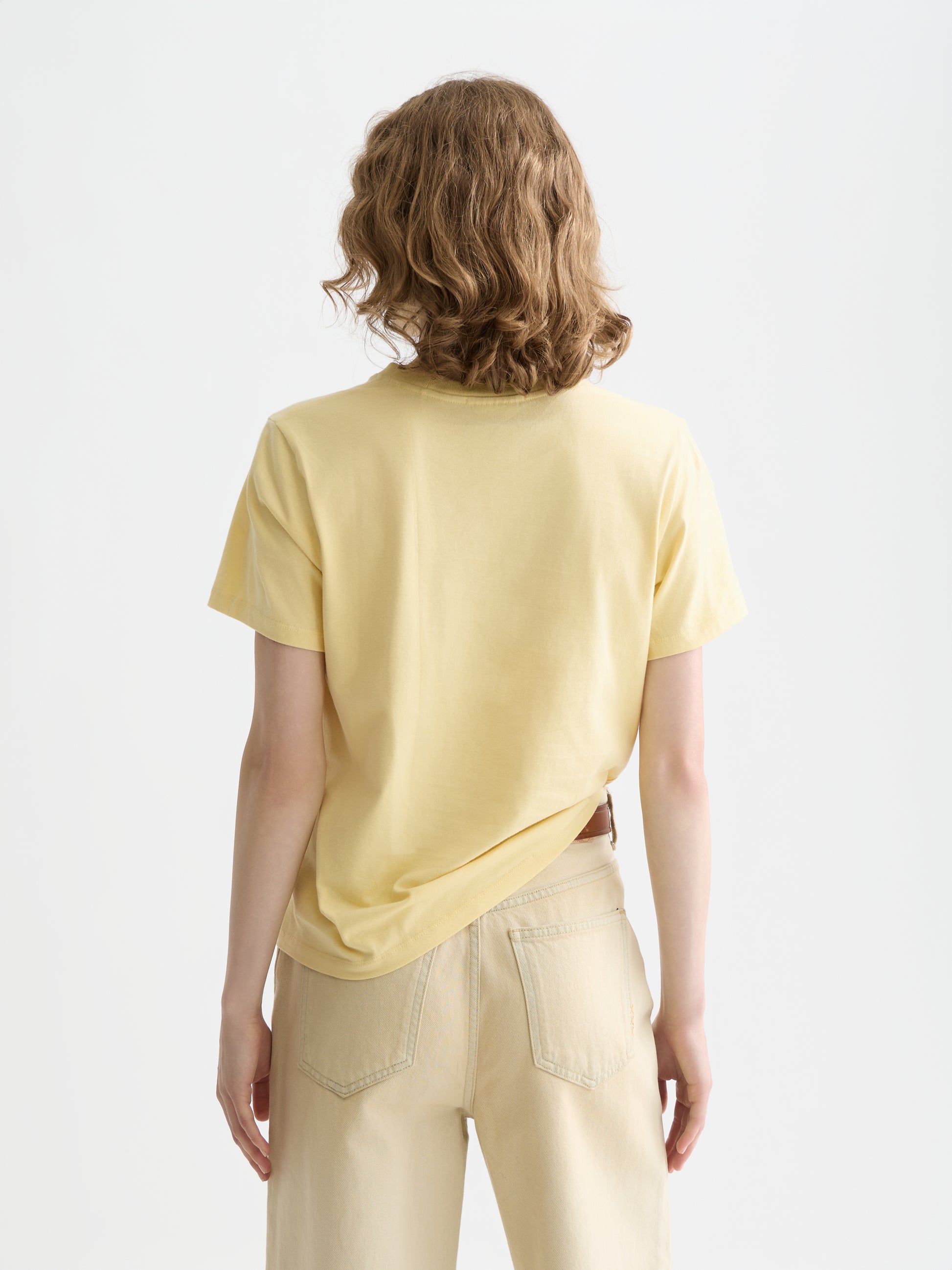 Tan טי שירט קצרה לנשים Regular Fit עם הדפס קטן בחזה SCOTCH & SODA