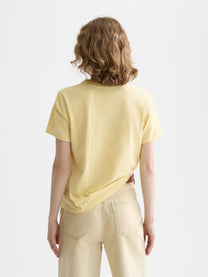 Tan טי שירט קצרה לנשים Regular Fit עם הדפס קטן בחזה SCOTCH & SODA