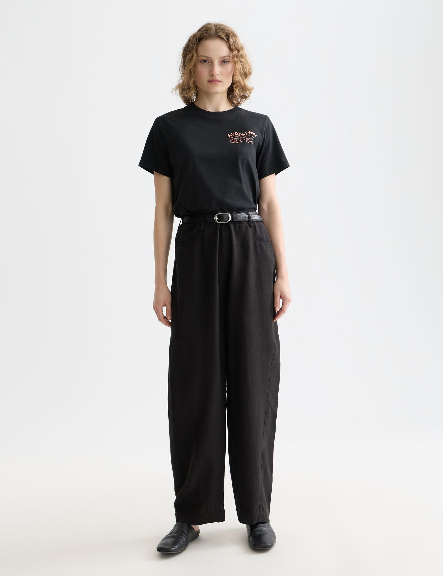 Black טי שירט קצרה לנשים Small Chest Artwork SCOTCH & SODA