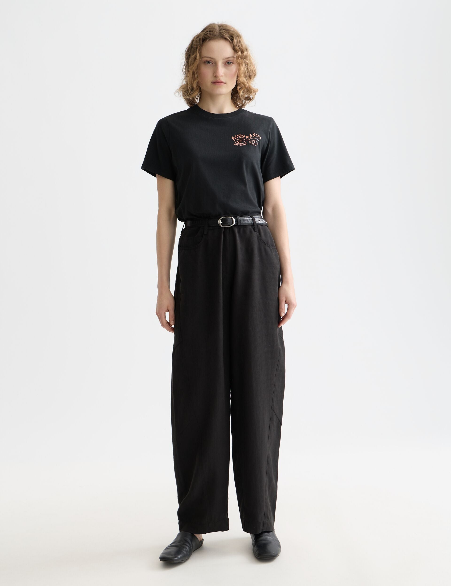 Black טי שירט קצרה לנשים Small Chest Artwork SCOTCH & SODA