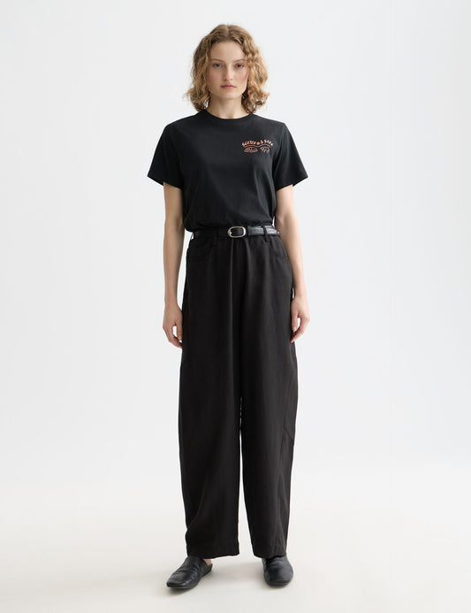 Black טי שירט קצרה לנשים Small Chest Artwork SCOTCH & SODA