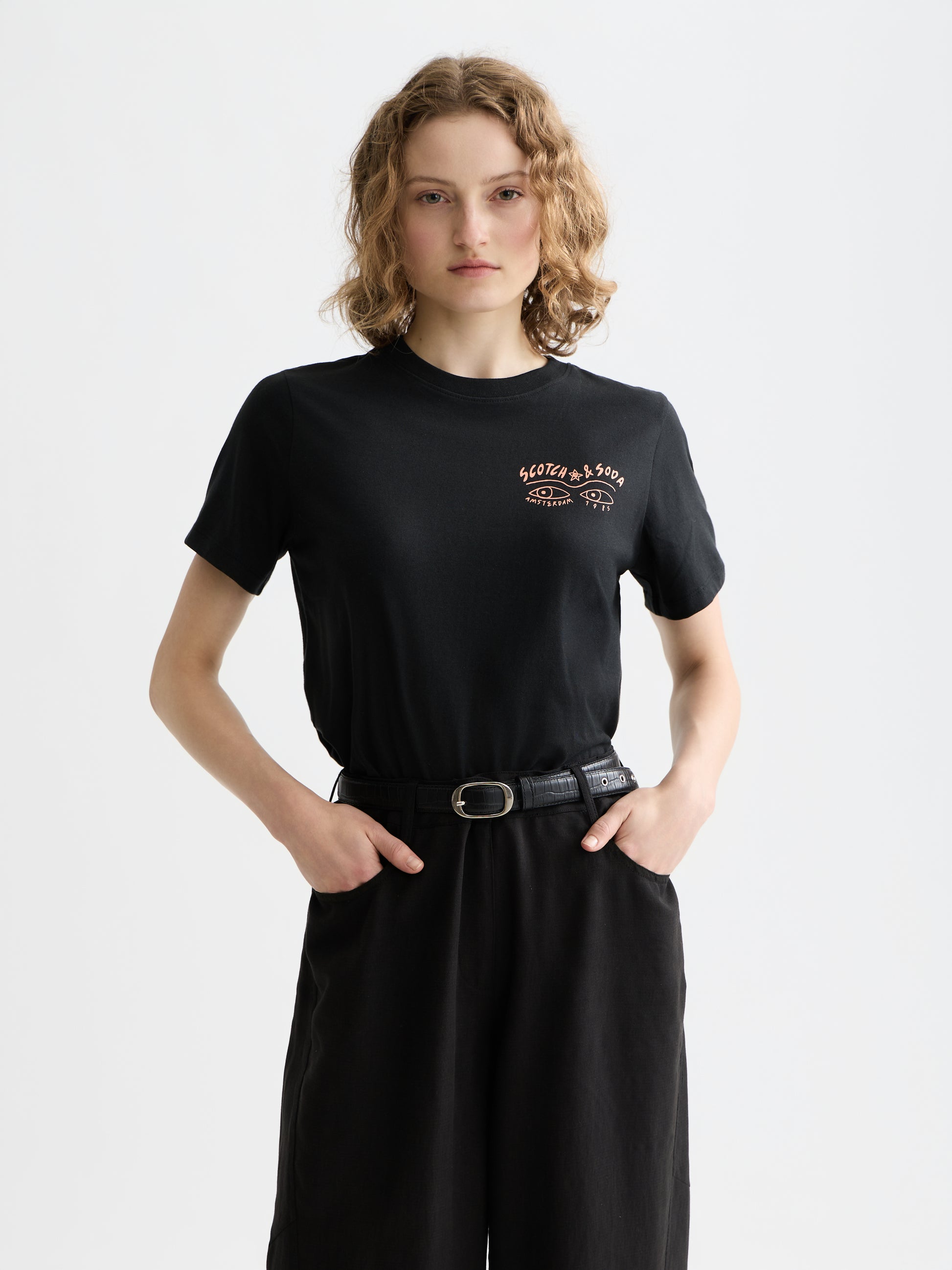 Black טי שירט קצרה לנשים Small Chest Artwork SCOTCH & SODA