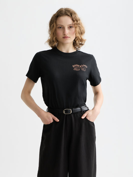 Black טי שירט קצרה לנשים Small Chest Artwork SCOTCH & SODA