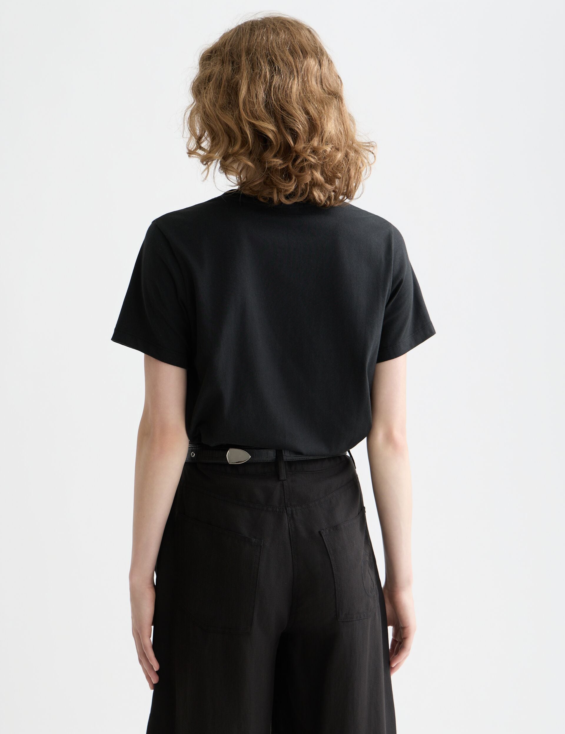 Black טי שירט קצרה לנשים Small Chest Artwork SCOTCH & SODA