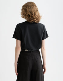 Black טי שירט קצרה לנשים Small Chest Artwork SCOTCH & SODA