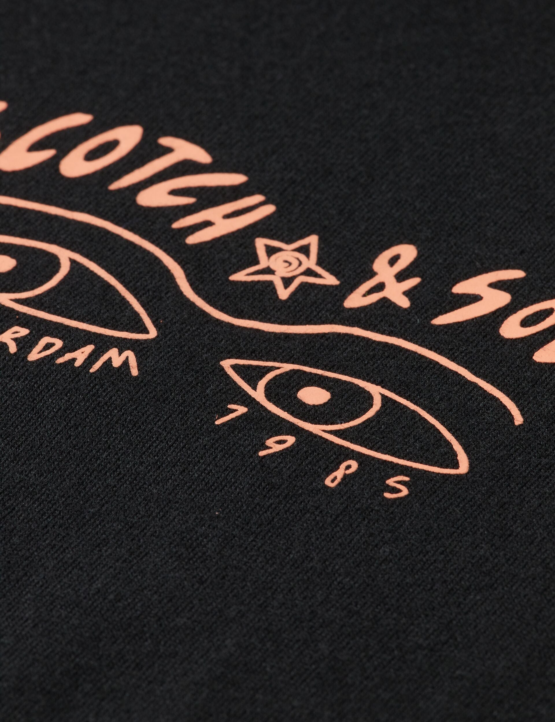 Black טי שירט קצרה לנשים Small Chest Artwork SCOTCH & SODA