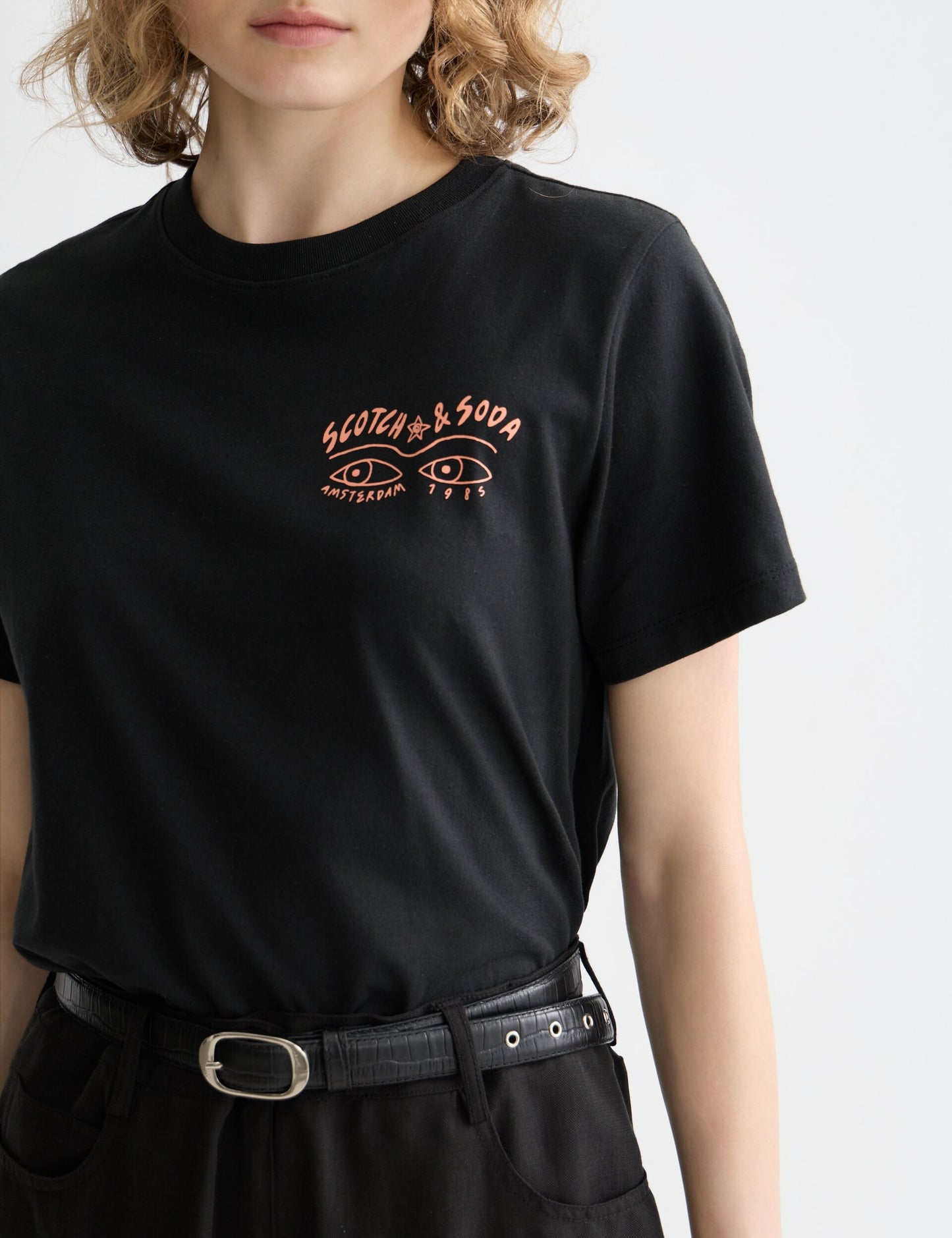 Black טי שירט קצרה לנשים Small Chest Artwork SCOTCH & SODA