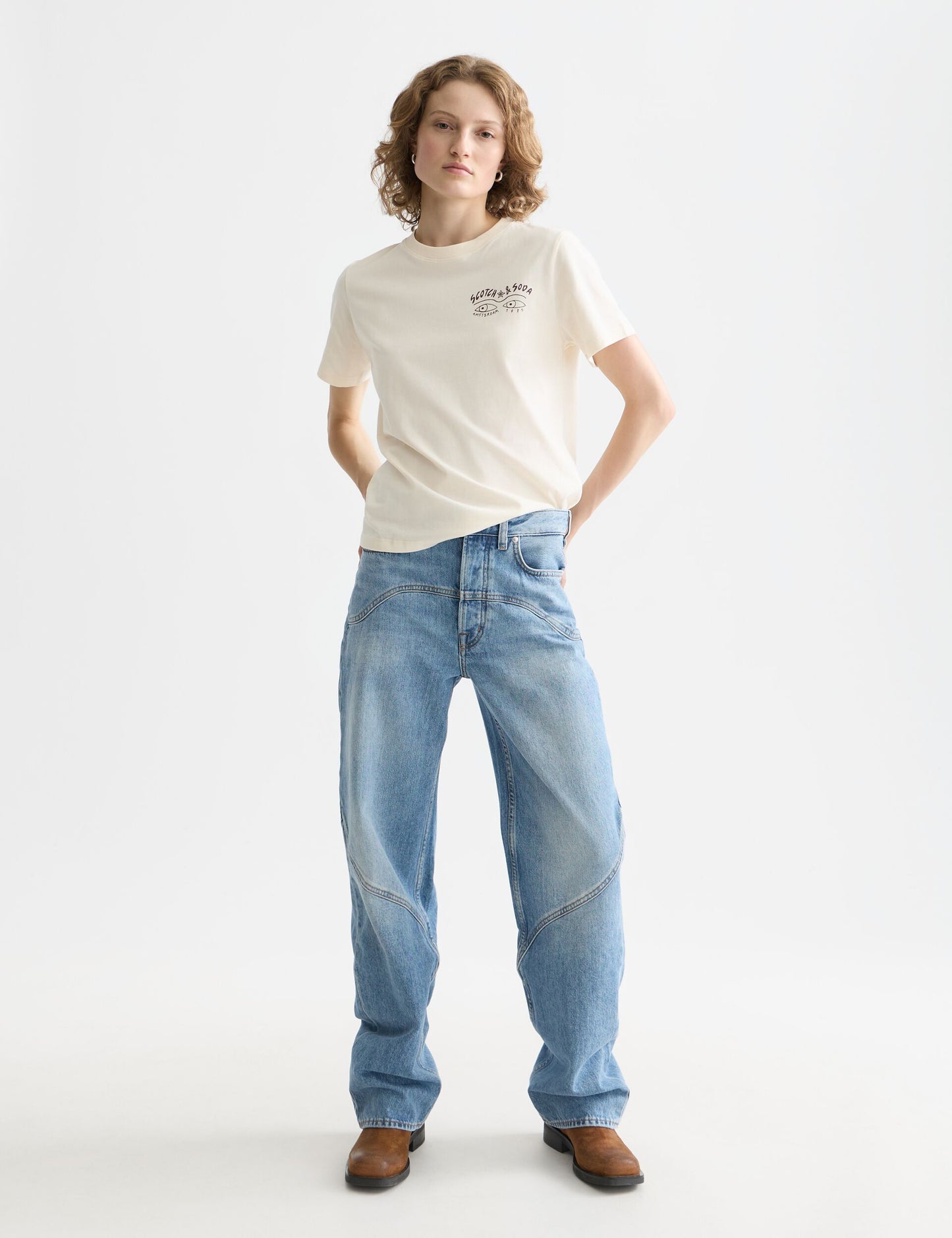 White Smoke טי שירט קצרה לנשים Small Chest Artwork SCOTCH & SODA