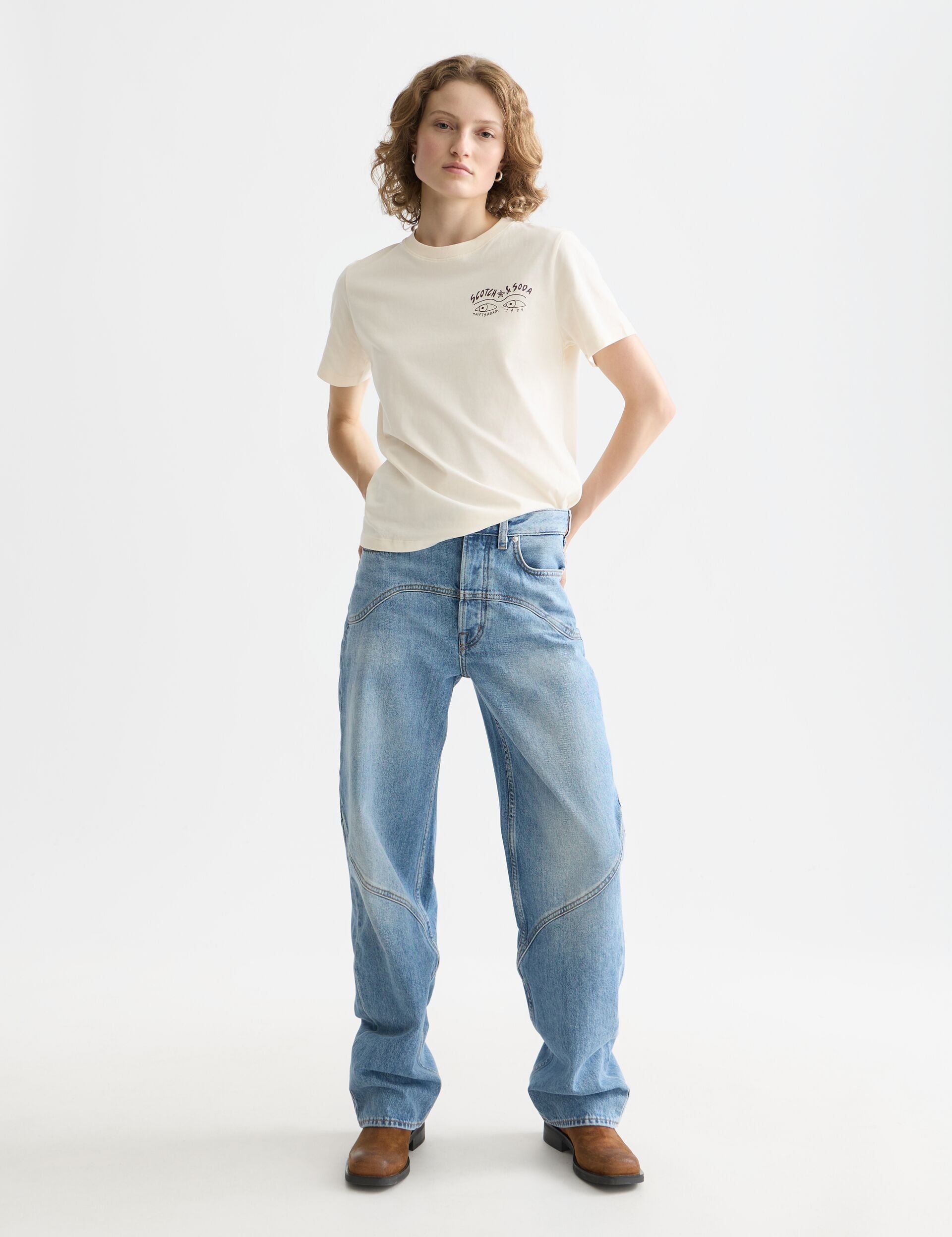 White Smoke טי שירט קצרה לנשים Small Chest Artwork SCOTCH & SODA