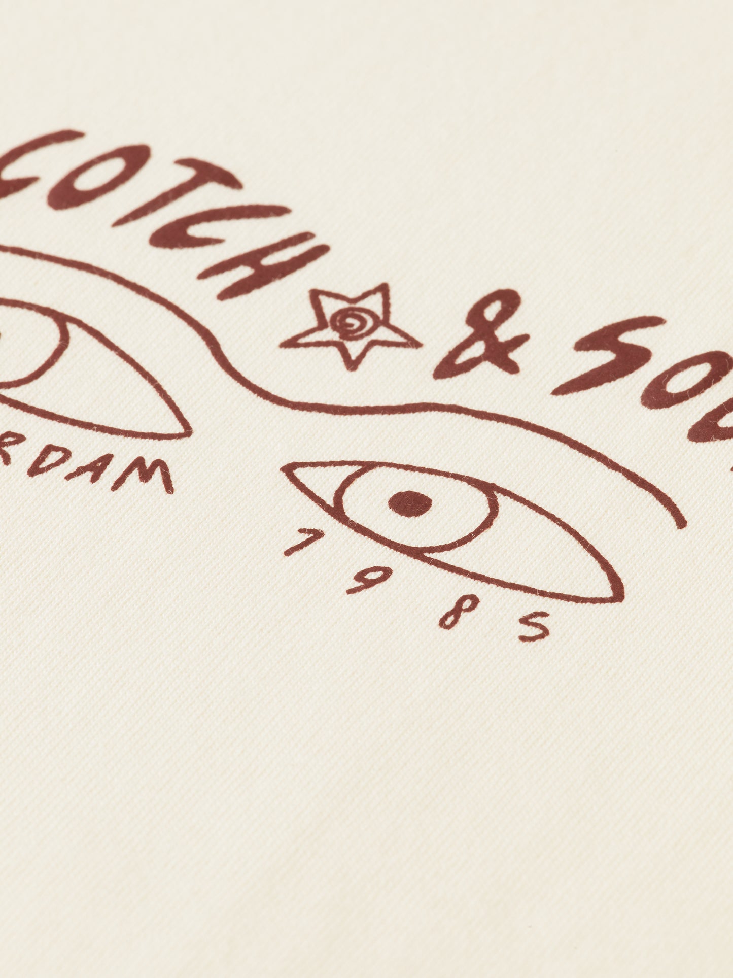 Antique White טי שירט קצרה לנשים Small Chest Artwork SCOTCH & SODA