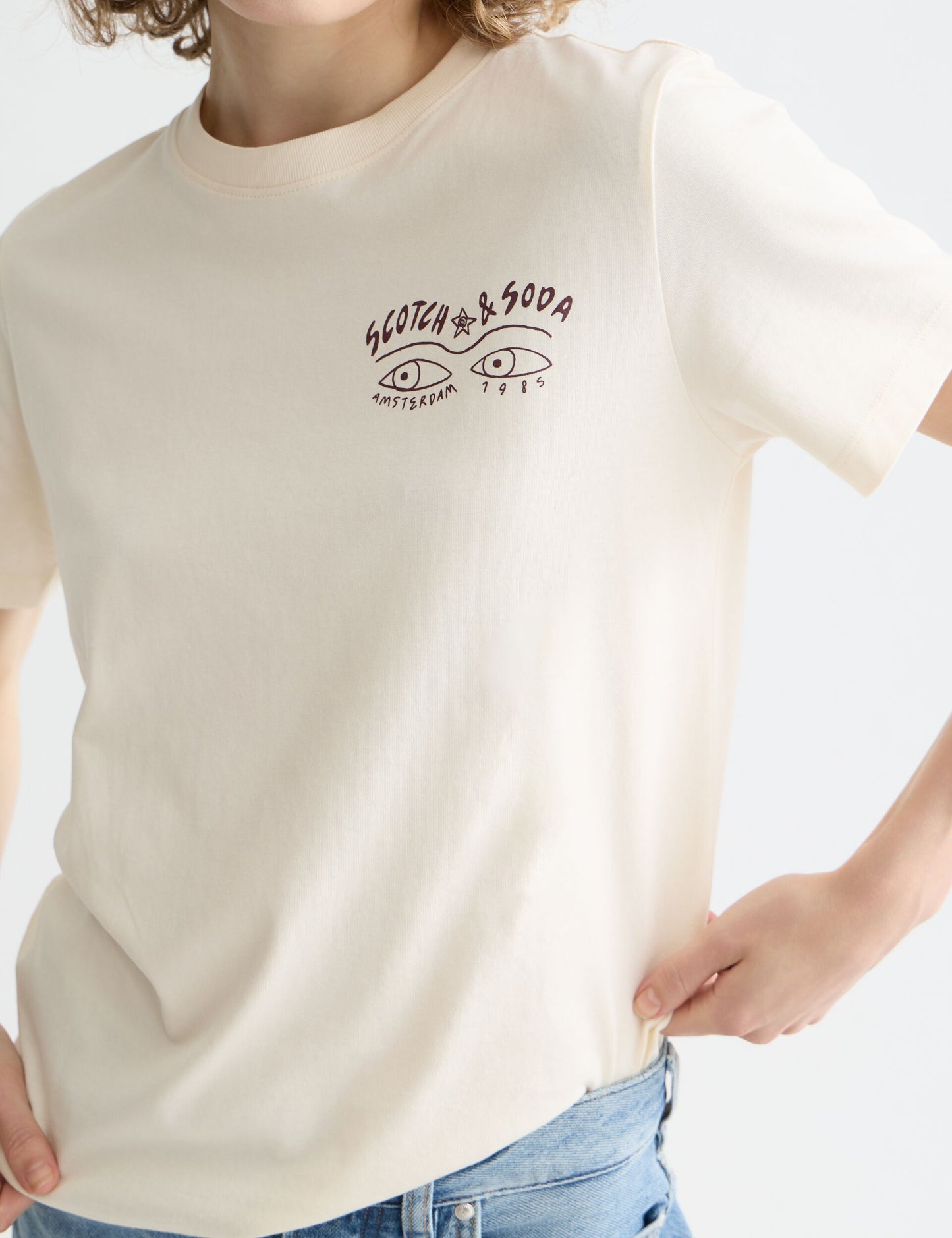 Gray טי שירט קצרה לנשים Small Chest Artwork SCOTCH & SODA